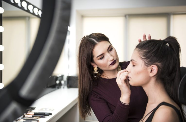 আপনার বিউটিশিয়ান ক্যারিয়ারকে নতুন উচ্চতায় নিয়ে যেতে জর্জ টেলিগ্রাফ বেছে নিন